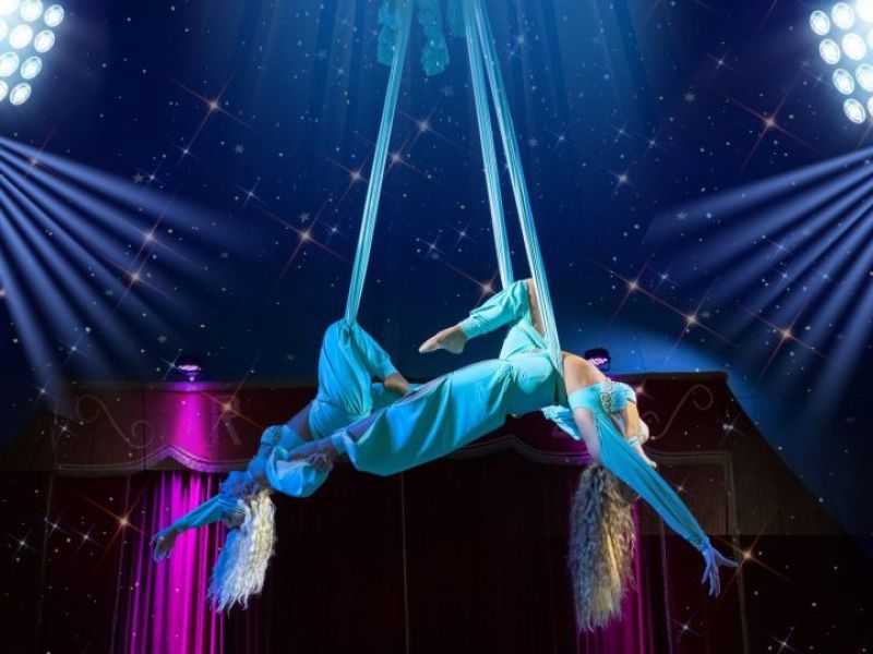 Luftakrobatik im Circus Max Renz