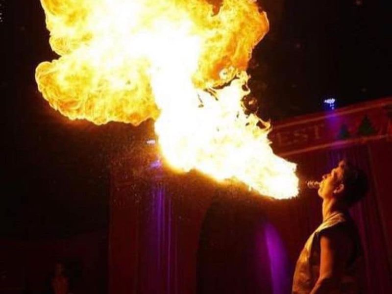 Feuerspucker im Circus Max Renz